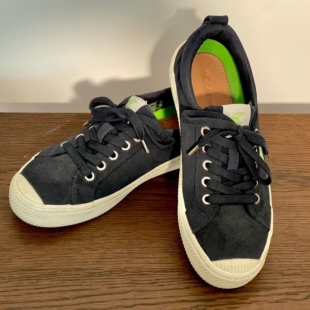 Cariuma OCA Low Unisex Navy Blue and White Sneakers Size Women’s 8 EUC
